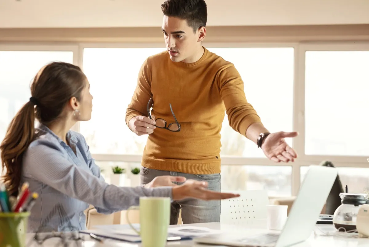 Kollegen diskutieren über Verantwortlichkeiten im Unternehmen