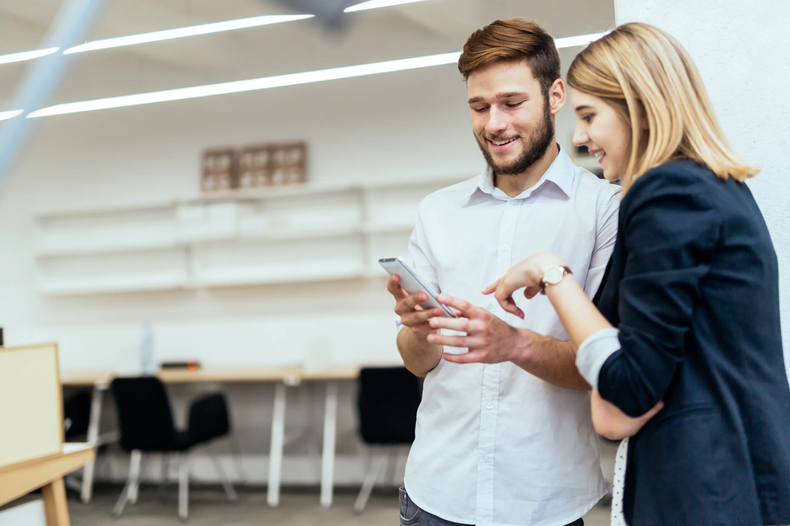 Mitarbeiter nutzt eine mobile App zur Erfassung von Daten direkt vor Ort im Arbeitsalltag