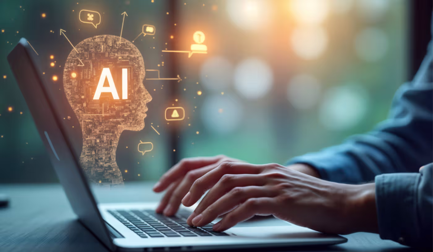 Laptop mit goldenem KI-Kopf